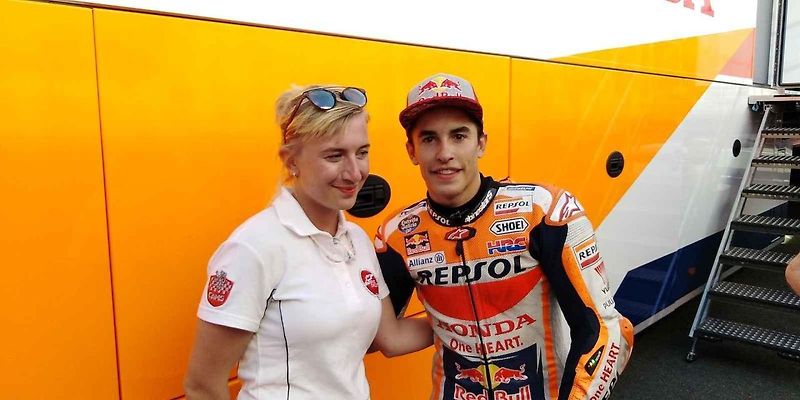 Kristýna Bíla je jednou z traťových komisařek na brněnském okruhu. Na snímku s motocyklovou legendou Valentinem Rossim.