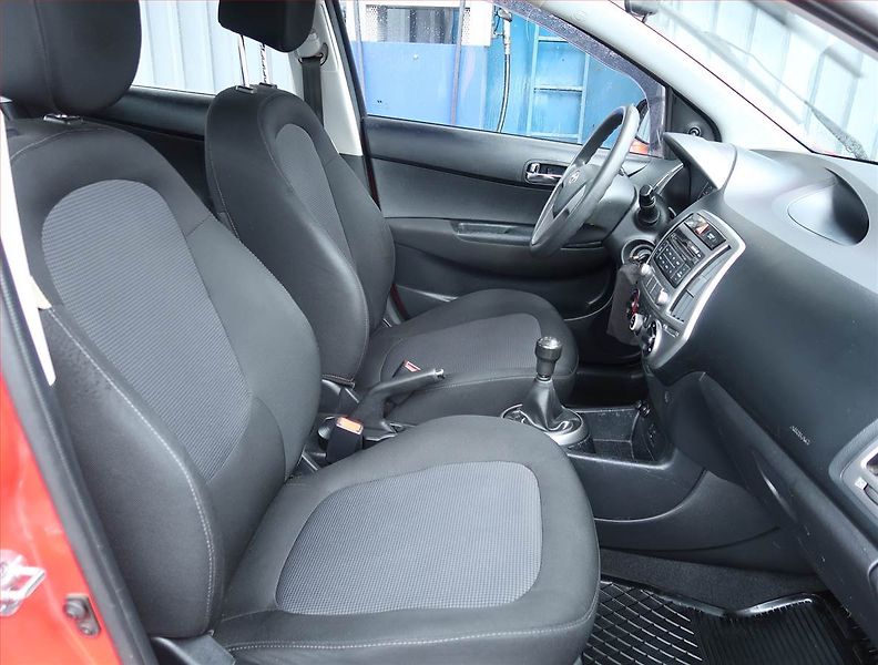 Hyundai i20 (2013) 1.2, nová STK, zamluveno - fotka 9 z 14