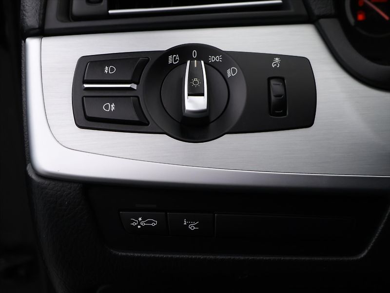 BMW Řada 5 3,0 530d x Drive Tažné Klima - fotka 17 z 38