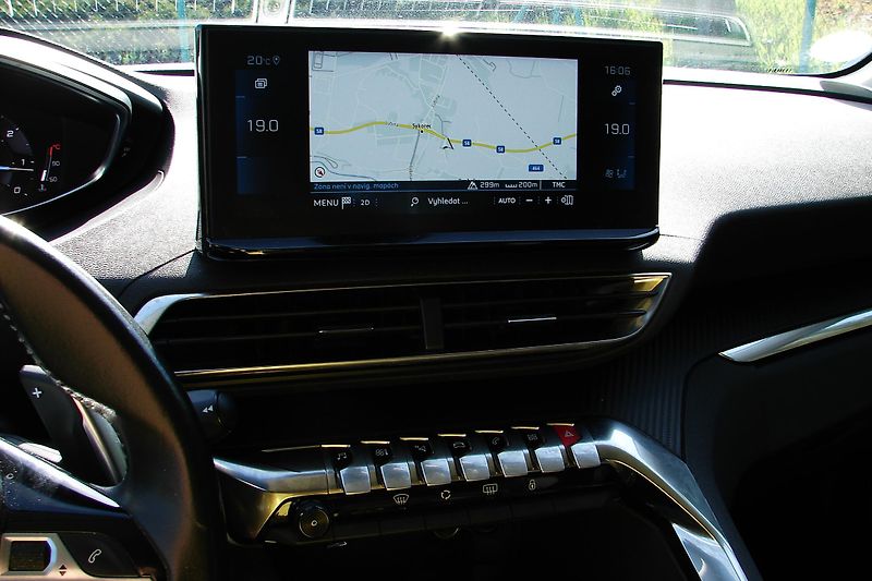 Peugeot 3008 1.5 BlueHDi 131PS 8EAT LED NAV - fotka 25 z 46