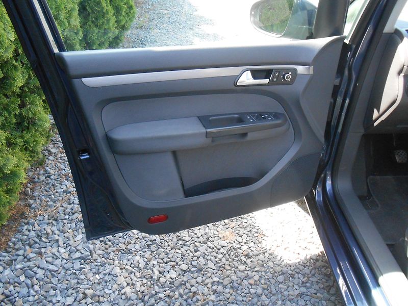 Volkswagen Touran 1.6TDi, NAVI,7Míst!!! - fotka 25 z 43