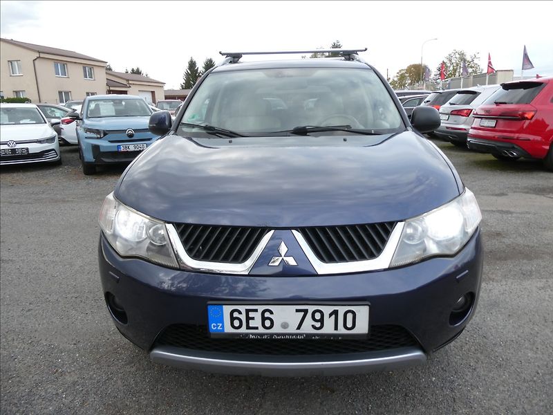 Mitsubishi Outlander 2,4 i 125kW 7.míst,4x4,automat - fotka 2 z 35