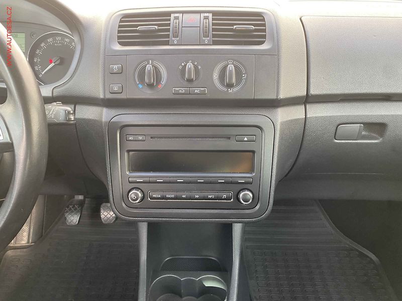 Škoda Fabia (2014) 1.2 TSi, ČR, Ambition, zámek - fotka 12 z 16