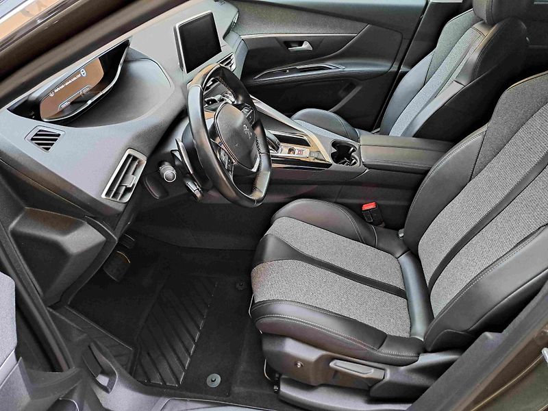 Peugeot 5008 (2019) 1,2 PT EAT8 ALLURE LED NAVI - fotka 14 z 25