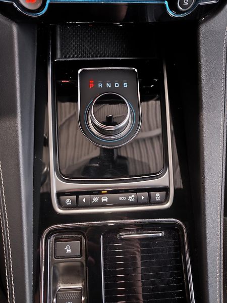 Jaguar F-Pace (2018) 3.0d 221kW S 4x4 AT - fotka 18 z 28