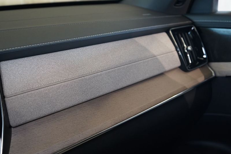 Volvo XC90 T8 PLUS Dark, Ventilace, 360° - fotka 42 z 50