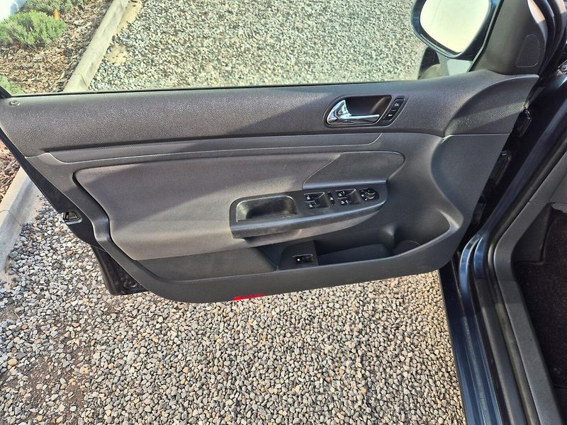 Volkswagen Golf (2005) 1.6 MPI Trend - fotka 18 z 30