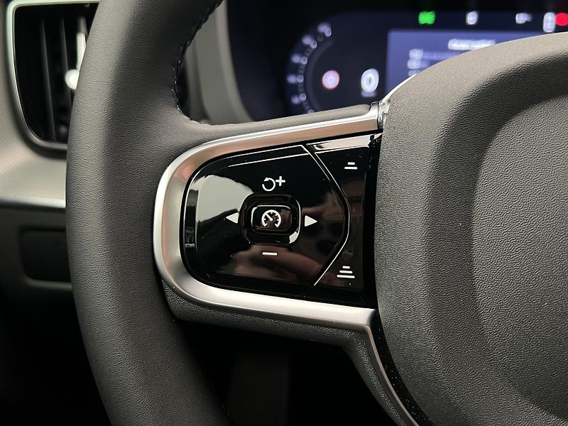 Volvo XC60 T6 AWD BLACK EDITION RESKIN - fotka 28 z 50