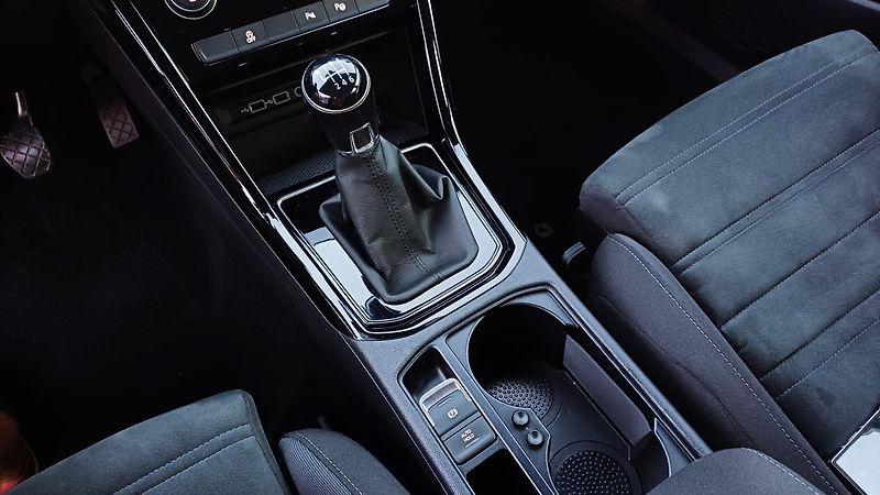 Volkswagen Touran 2.0 TDI 110kW HIGHLINE - fotka 30 z 50