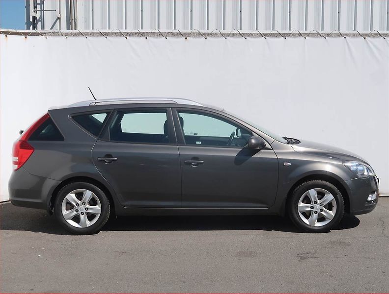 Kia Ceed (2012) 1.4 CVVT, Park. senzory - fotka 6 z 17