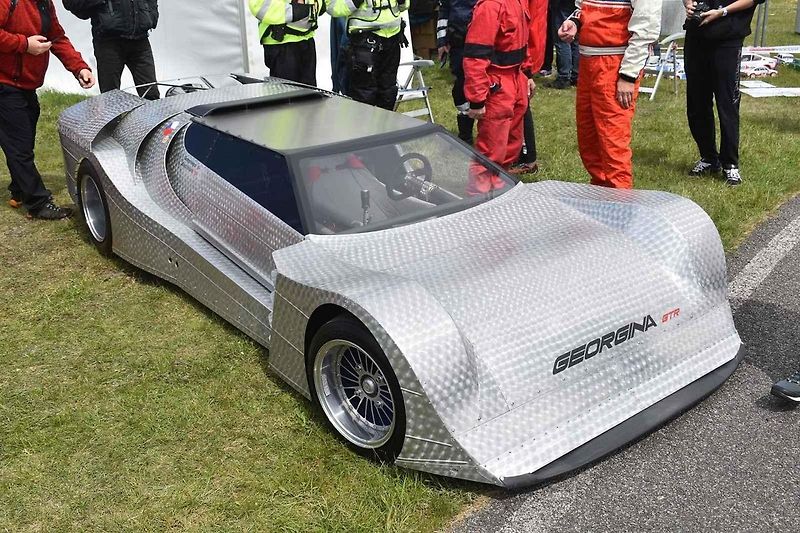 Původní Škoda 100 se postupně změnila v tento supernízký speciál.