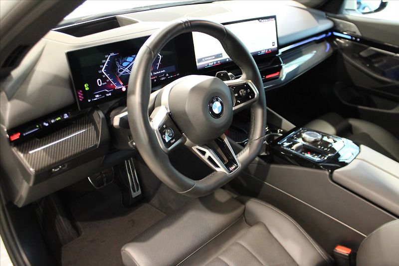 BMW Řada 5 540d xDrive M Sport DAProf/B&W - fotka 11 z 33