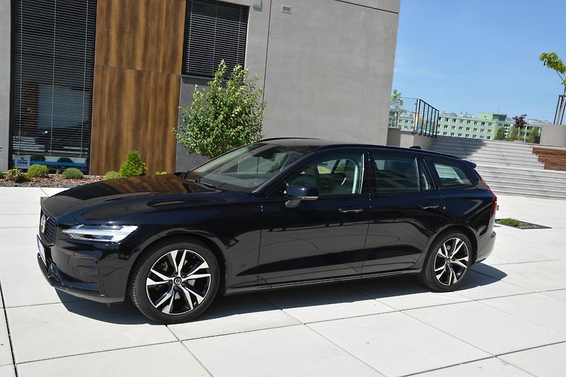 Volvo V60 (2024) B4 Plus Dark AT ČR 1 MAJITEL  - fotka 31 z 35