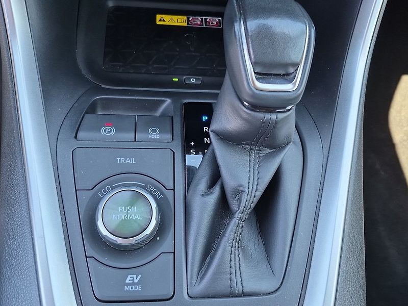 Toyota RAV4 Executive 2,5 Hybrid e-CVT 4WD - fotka 21 z 30