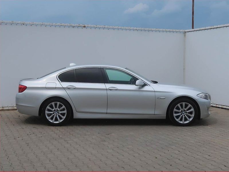 BMW Řada 5 (2010) 530d, Automat, Xenony - fotka 6 z 16