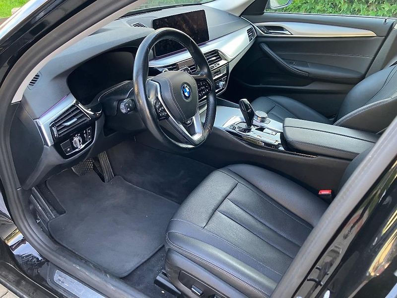 BMW Řada 5 (2022) 530e xDrive - fotka 8 z 16