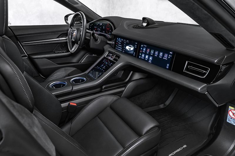 Porsche Taycan PDCC, ventilace, pano - fotka 15 z 41