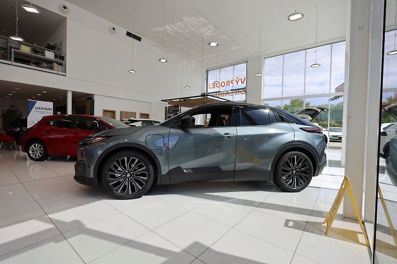 Toyota C-HR EXECUTIVE VIP světlý interiér - fotka 3 z 19