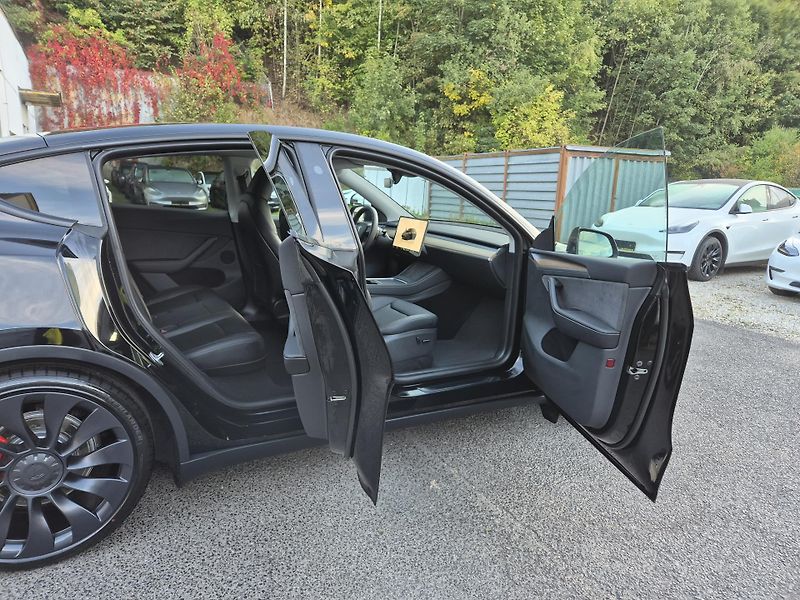 Tesla Model Y PERFORMANCE 393kw 21ALU 93,0% - fotka 17 z 48