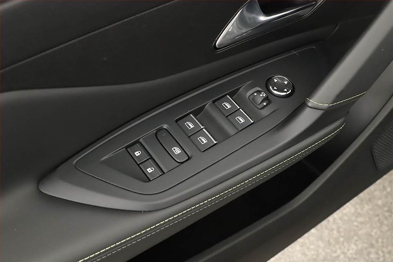 Peugeot 408 (2023) Hybrid 225 - fotka 9 z 21