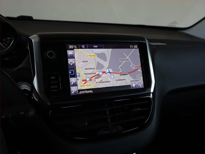 Peugeot 2008 (2017) 1.2 PureTech, Automat, Navi - fotka 12 z 14