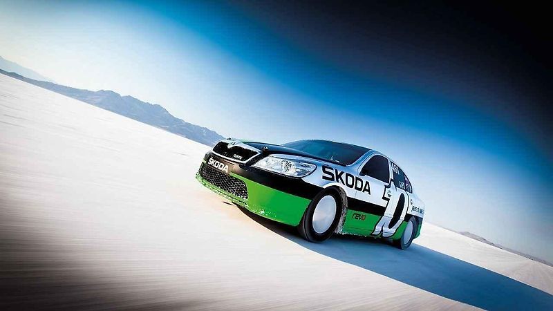 Škoda Octavia se v Čině jmenuje Ou Ya. A je natažená do délky.