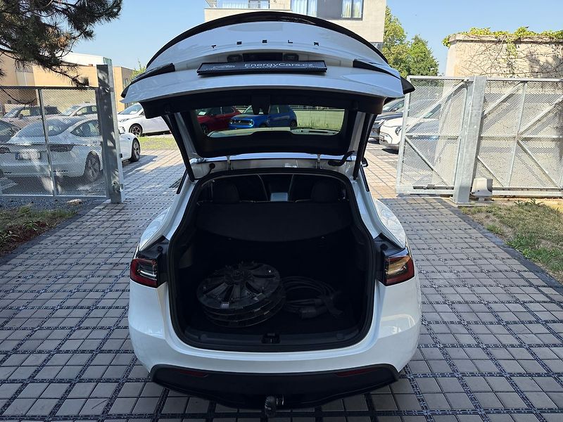 Tesla Model Y Standrart Range LFP Tažné - fotka 38 z 43