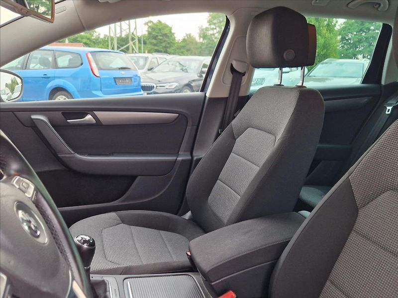 Volkswagen Passat 2,0 TDi 103kW KAMERA NAVI +ZIM - fotka 17 z 34