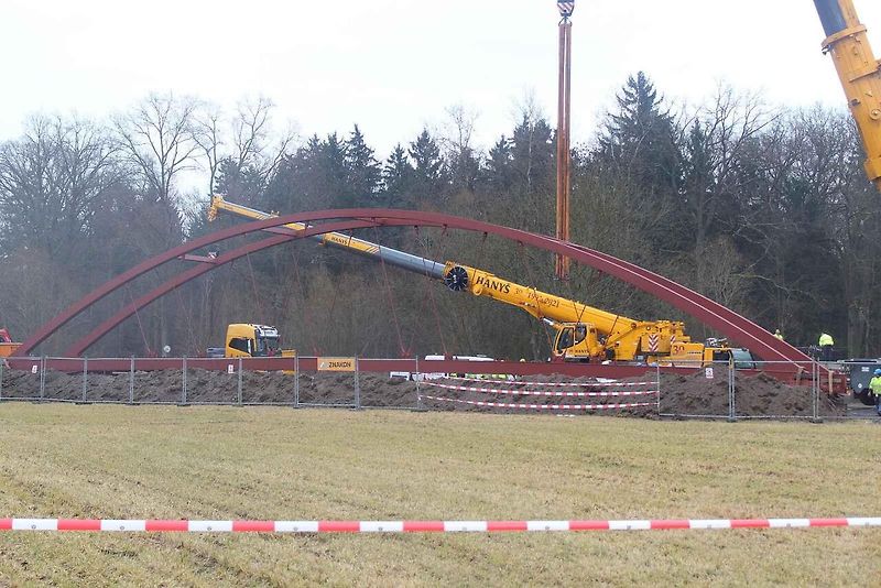 Jeden z nejsilnějších jeřábů v České republice osazoval Novém Dražejově na Strakonicku novou lávku přes řeku Otavu.