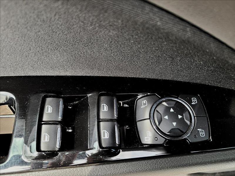Ford Mondeo 2,0 DA,Limited,xenon,navi,výhř - fotka 39 z 50
