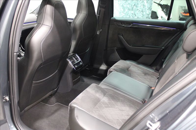 Škoda Superb 2,0 TDI DSG 140KW Sportline - fotka 14 z 37