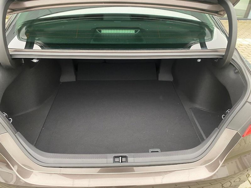 Toyota Camry 2,5 Hybrid Executive - fotka 8 z 30