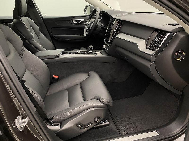 Volvo XC60 B5 AWD CORE AUT REZERVACE - fotka 24 z 52