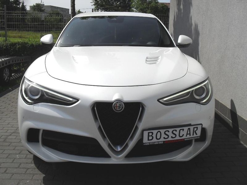 Alfa Romeo Stelvio 2,9 Bi-Turbo V6 Quadrifoglio - fotka 8 z 32
