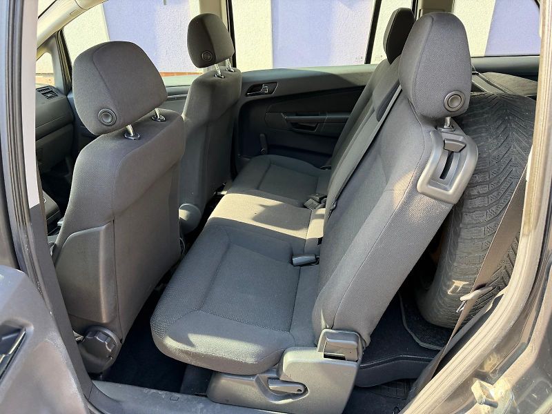 Opel Zafira 1,6 16V 7- místný + pneu  - fotka 13 z 24