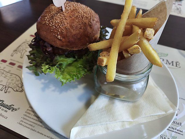My jsme si dali jejich dlouholetý hit - telecí burger., zdroj: Deník/Petr Vaňous