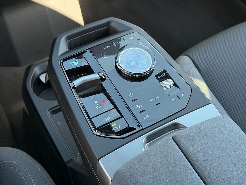 BMW iX xDrive45 - fotka 8 z 16