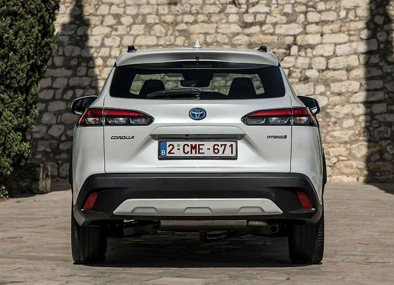 V terénu opravdu pomůže silnější zadní elektromotor