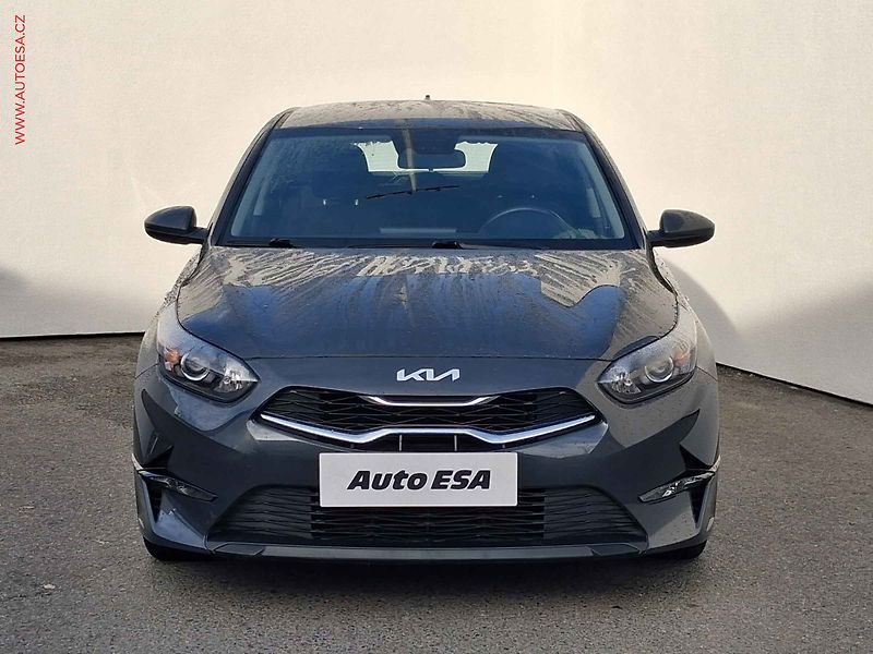 Kia Ceed (2022) 1.5 T-GDi, ČR, AC, park - fotka 2 z 16