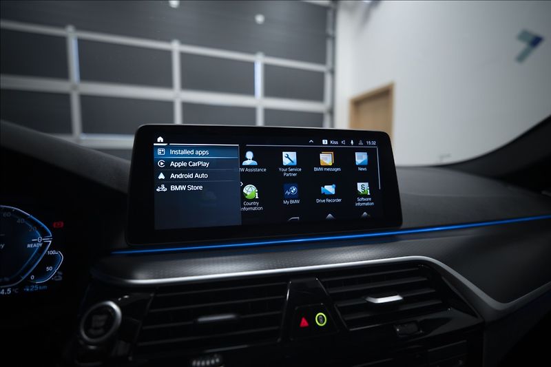 BMW Řada 5 530e xDrive M Sport ČR DPH   2 - fotka 28 z 42