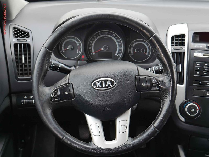 Kia Ceed (2012) 1.6i, servis.kniha, AC - fotka 13 z 15
