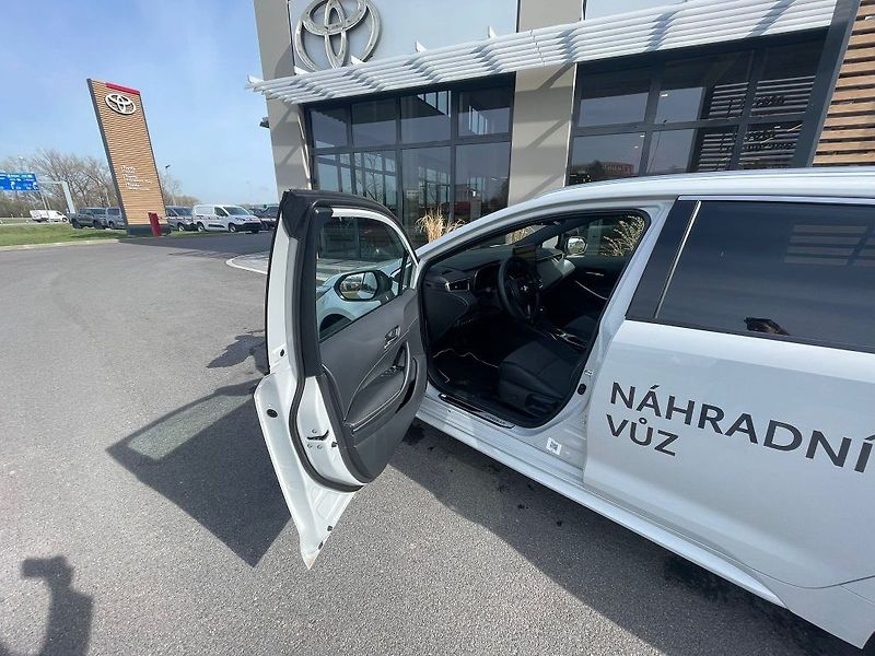 Toyota Corolla 1.8 Hybrid 140k Style - fotka 12 z 28