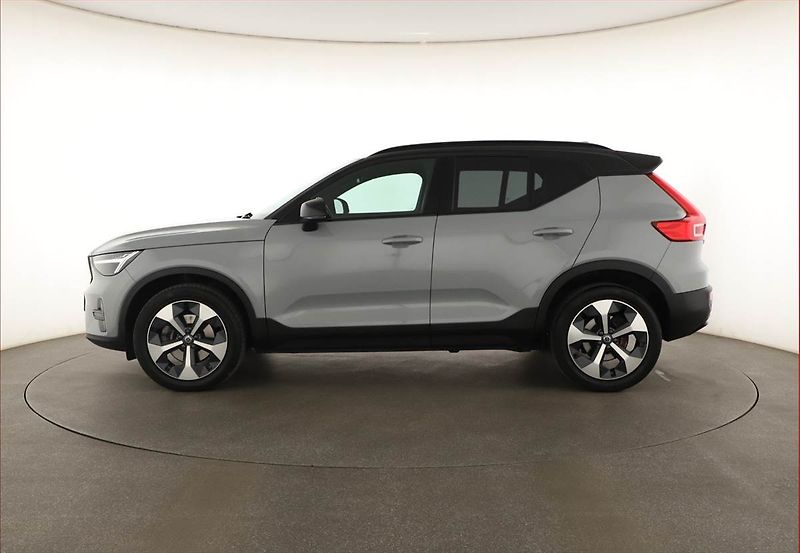 Volvo XC40 (2023) B3 - fotka 3 z 26