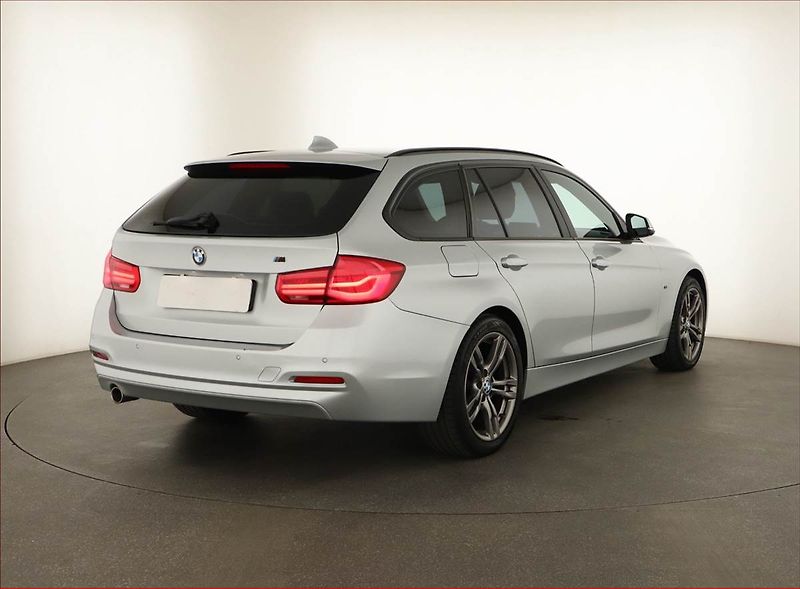 BMW Řada 3 (2017) 318 d, Automat, Tempomat - fotka 5 z 20