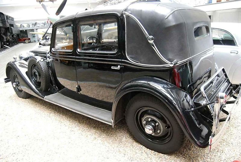 Tatra 80 s dvanáctiválcem a speciální odklápěcí střechou