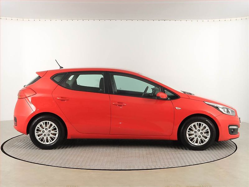 Kia Ceed (2015) Silver 1.4 CVVT - fotka 6 z 17