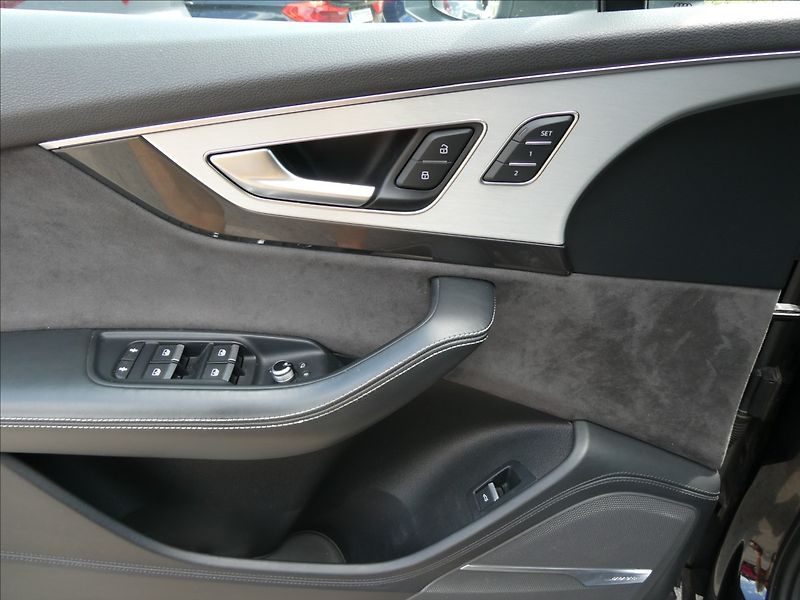Audi Q7 3,0 TDiV6 200kW S-LINE,QUATTRO - fotka 35 z 48