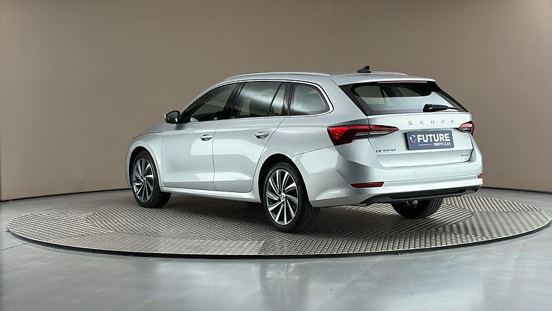 Škoda Octavia 2.0 TDI DSG Style Combi - fotka 2 z 26