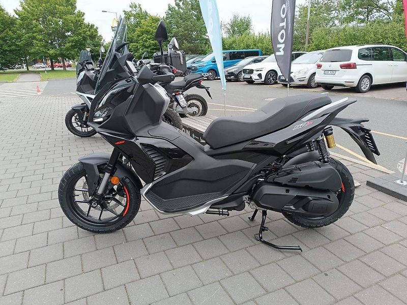 Aprilia (2026) SR GT 400 Rugget Black - fotka 4 z 9