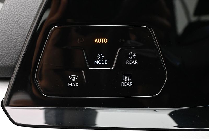 Volkswagen Golf 2,0 TDI 85 kW DSG Life Záruka - fotka 26 z 30